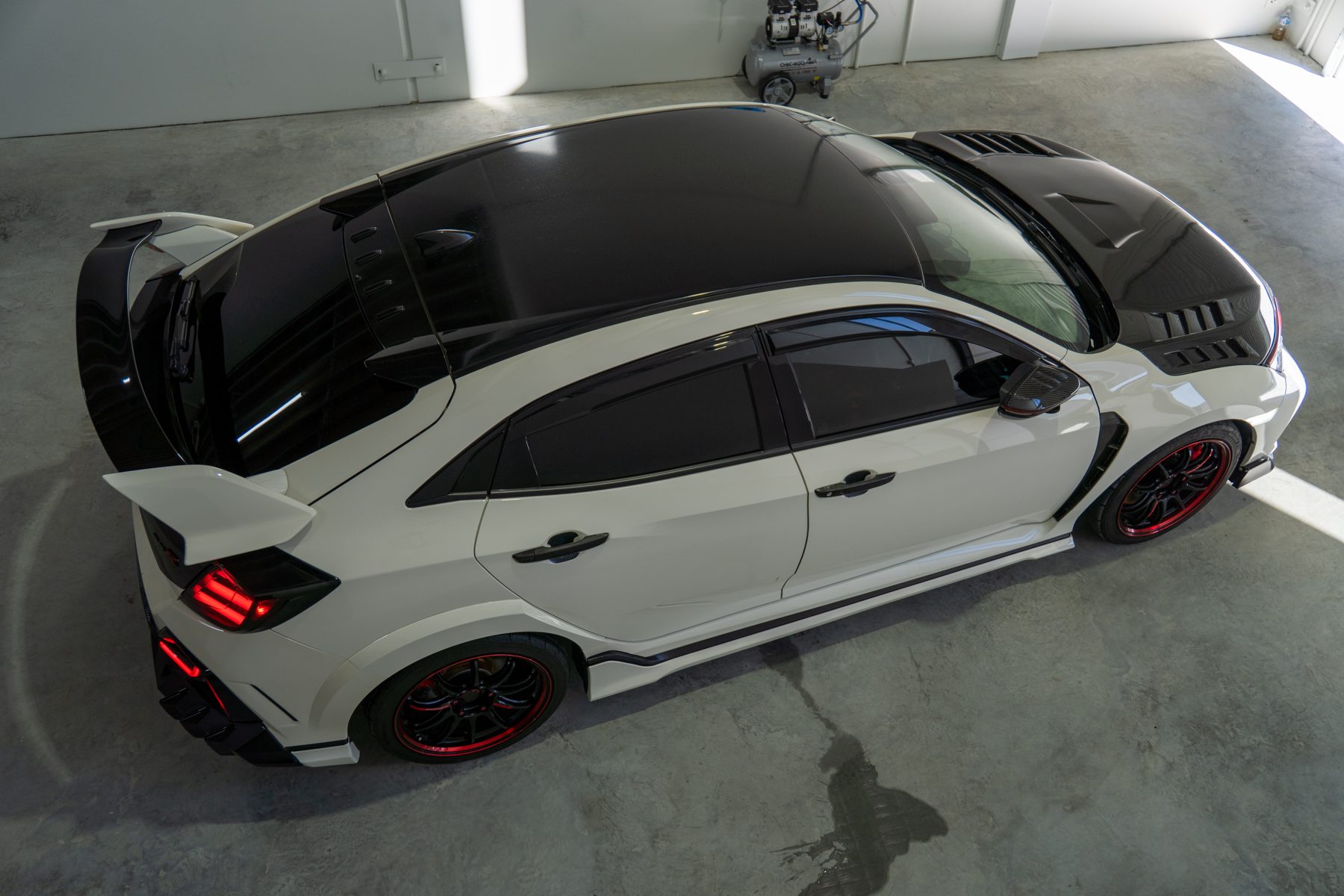 Rear view of the Civic Type R inside the studio with the carbon roof